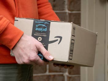 Amazon-Paket wird ausgeliefert