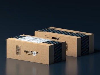 zwei Pakete von Amazon mit Retoure-Aufkleber