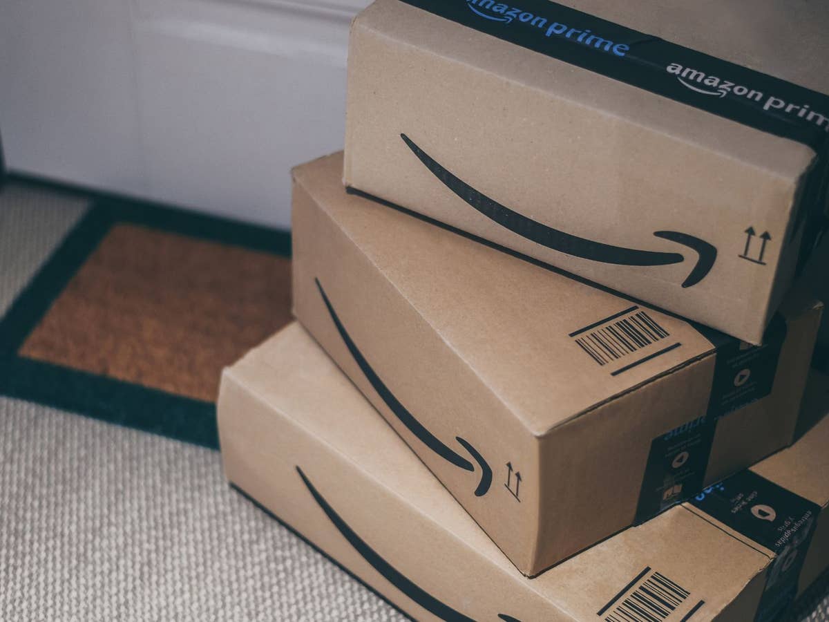 Amazon Prime Abo für nur 99 Cent Amazon Pakete liegen vor einer Haustür