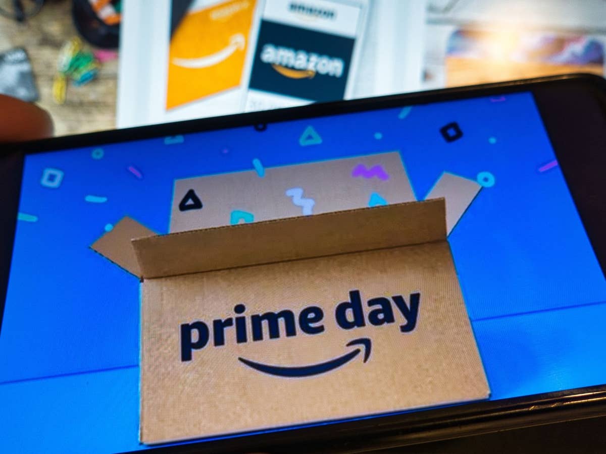 Ein Smartphone mit einem Prime Day Paket wird abgebildet