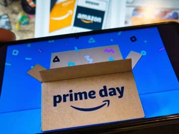 Ein Smartphone mit einem Prime Day Paket wird abgebildet