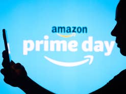 Silhouette vor einem Amazon Prime Logo