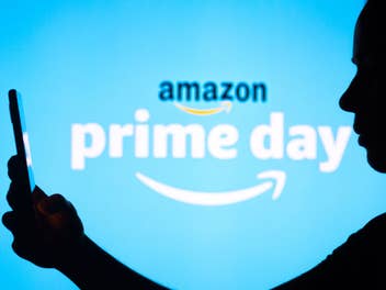 Silhouette vor einem Amazon Prime Logo