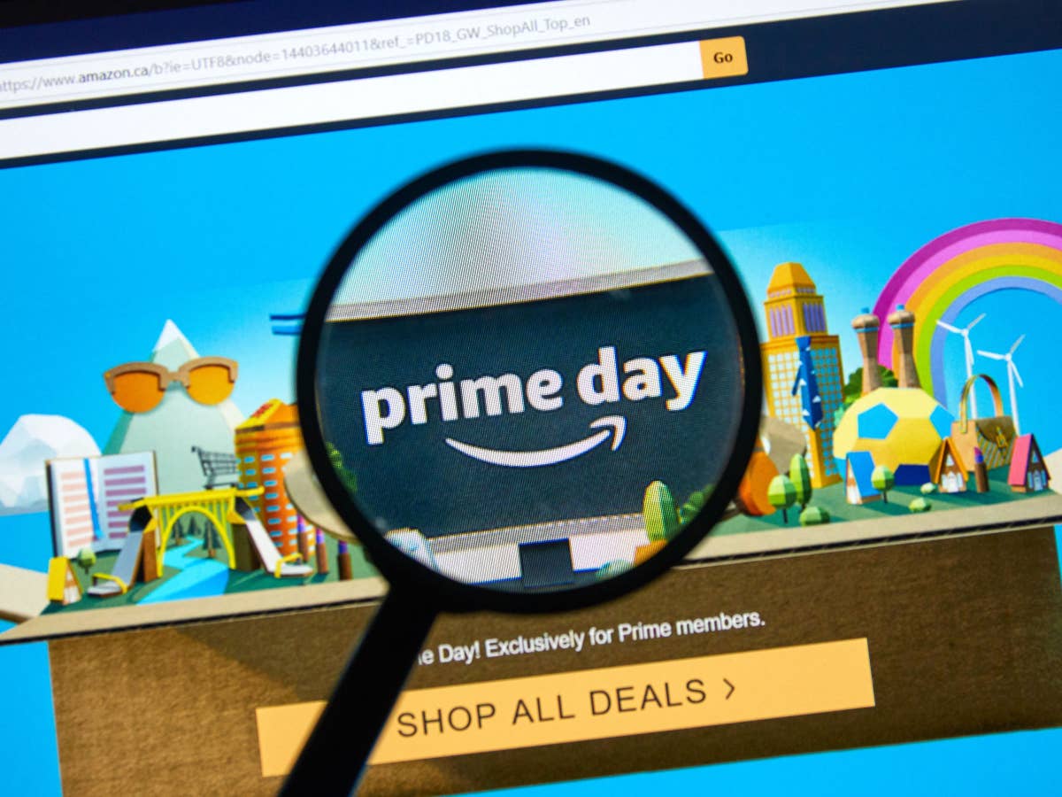 Amazon Prime Day Startseite mit einer Lupe