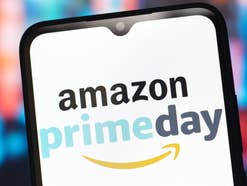 Amazon Prime Day als Logo-Banner auf einem Smartphone.