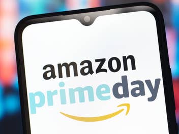 Amazon Prime Day als Logo-Banner auf einem Smartphone.