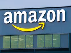 Amazon Logo an einer Gebäue-Außenfassade.
