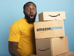Mann mit Paketen von Amazon Prime mit erstauntem Gesicht.