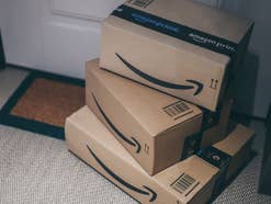 Amazon Prime Pakete liegen vor einer Haustür