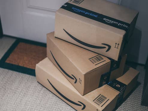 Amazon Prime Pakete liegen vor einer Haustür