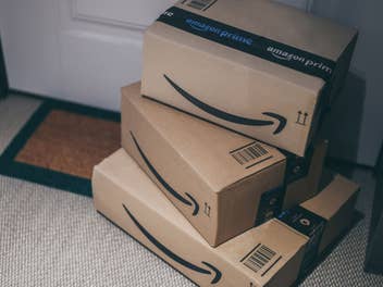 Amazon Prime Pakete liegen vor einer Haustür
