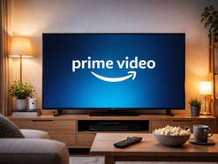 Logo von Amazon Prime Video auf einem Fernseher im Wohnzimmer.
