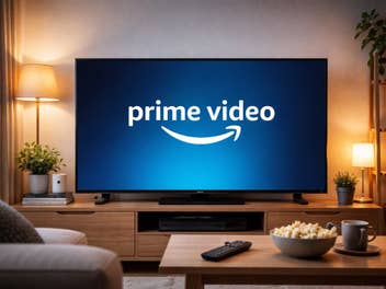 Logo von Amazon Prime Video auf einem Fernseher im Wohnzimmer.