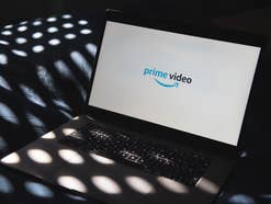 Amazon Prime Video Logo auf einem Laptop, der im Dunklen steht.