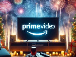 Logo von Amazon Prime Video auf einem Fernseher vor Feuerwerk.