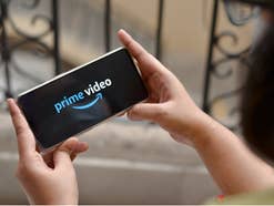 Prime Video auf einem Smartphone in den Händen einer Frau.