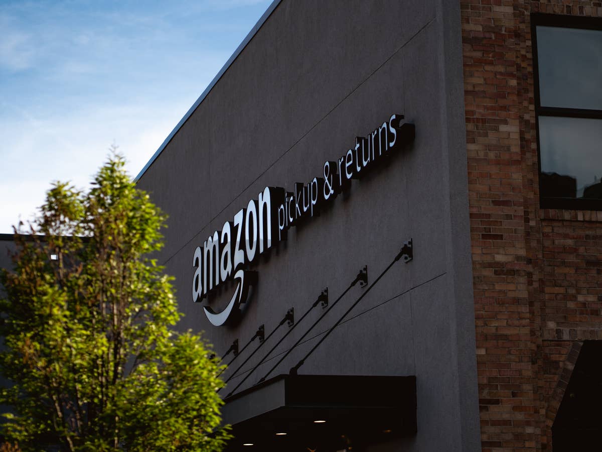 Amazon Retourenkauf vorgestellt Ein Retouren-Lager von Amazon
