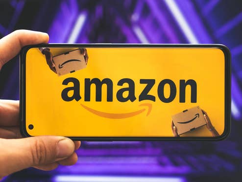 Amazon schenkt Kunden diesen Service, der sonst 20 Euro pro Monat kostet Amazon Logo auf dem Display eines Smartphones