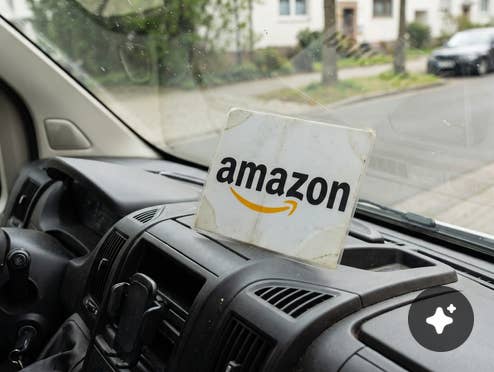 Amazon-Schild in einem Auto