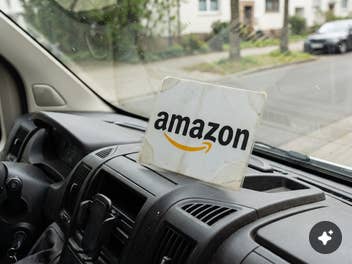 Amazon-Schild in einem Auto