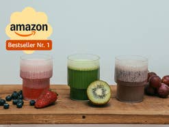 Drei Gläser mit verschiedenen Smoothies, oben links das Ninja-Logo und 