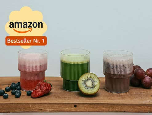 Drei Gläser mit verschiedenen Smoothies, oben links das Ninja-Logo und "Bestseller Nr. 1"-Label