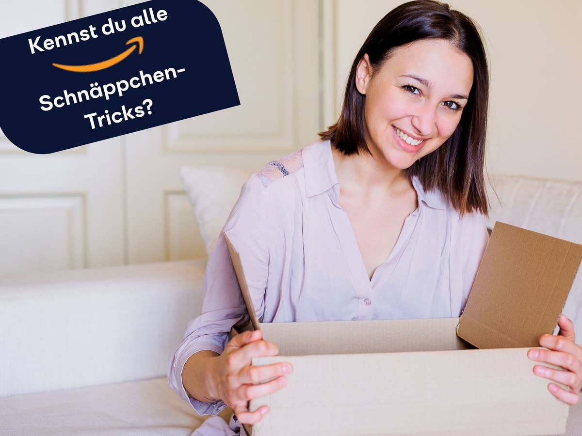 Eine Frau öffnet ein Paket, ein Hinweis auf Amazon-Schnäppchen-Tipps auf dem Bild
