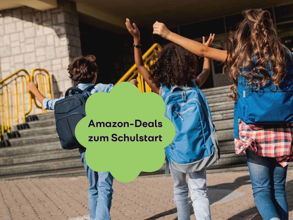 Kinder freuen sich auf dem Weg in die Schule.