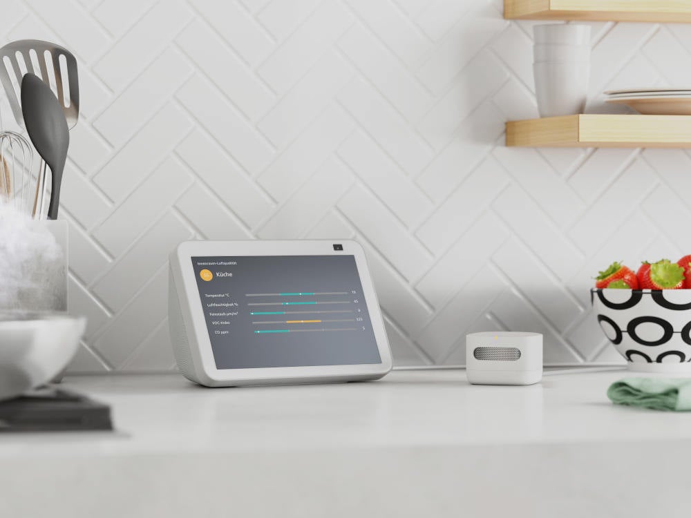 Amazon Smart Air Quality Monitor steht in einer Küche