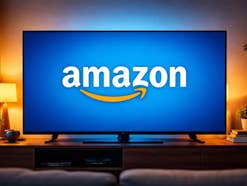 Amazon-Logo auf einem Fernseher.