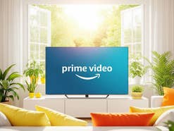 Logo von Prime Video auf einem Fernseher in einem sommerlichen Wohnzimmer.