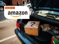 Paket mit einem Fragezeichen liegt in einem Kofferraum