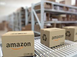 Amazon-Pakete auf einem Fließband