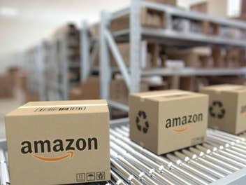 Amazon-Pakete auf einem Fließband