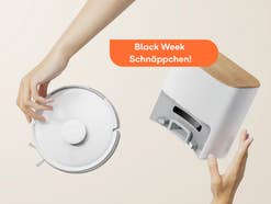 SwitchBot Saugroboter in einer Hand mit Basisstation