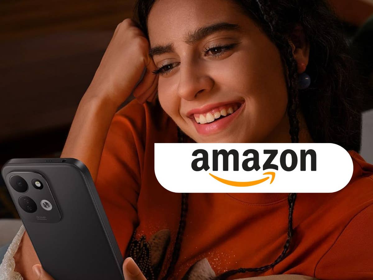 Amazon verkauft Smartphone für unter 200 Euro Eine Frau lächelt in das Xiaomi Redmi 17 Smartphone