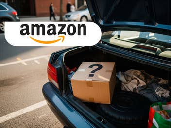 Paket mit einem Fragezeichen liegt in einem Kofferraum