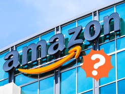 Ein Fragezeichen schwebt vor einem Amazon-Gebäude.