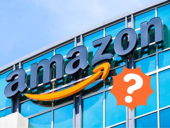 Ein Fragezeichen schwebt vor einem Amazon-Gebäude.