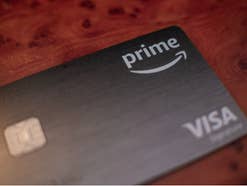 Amazon Visa Kreditkarte liegt auf einem Tisch.
