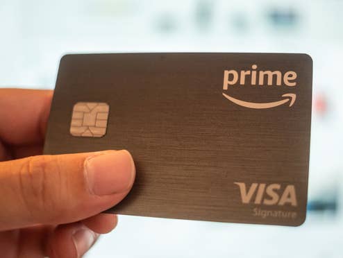 Amazon Visa Kreditkarte Eine Hand hält die Amazon Visa Kreditkarte