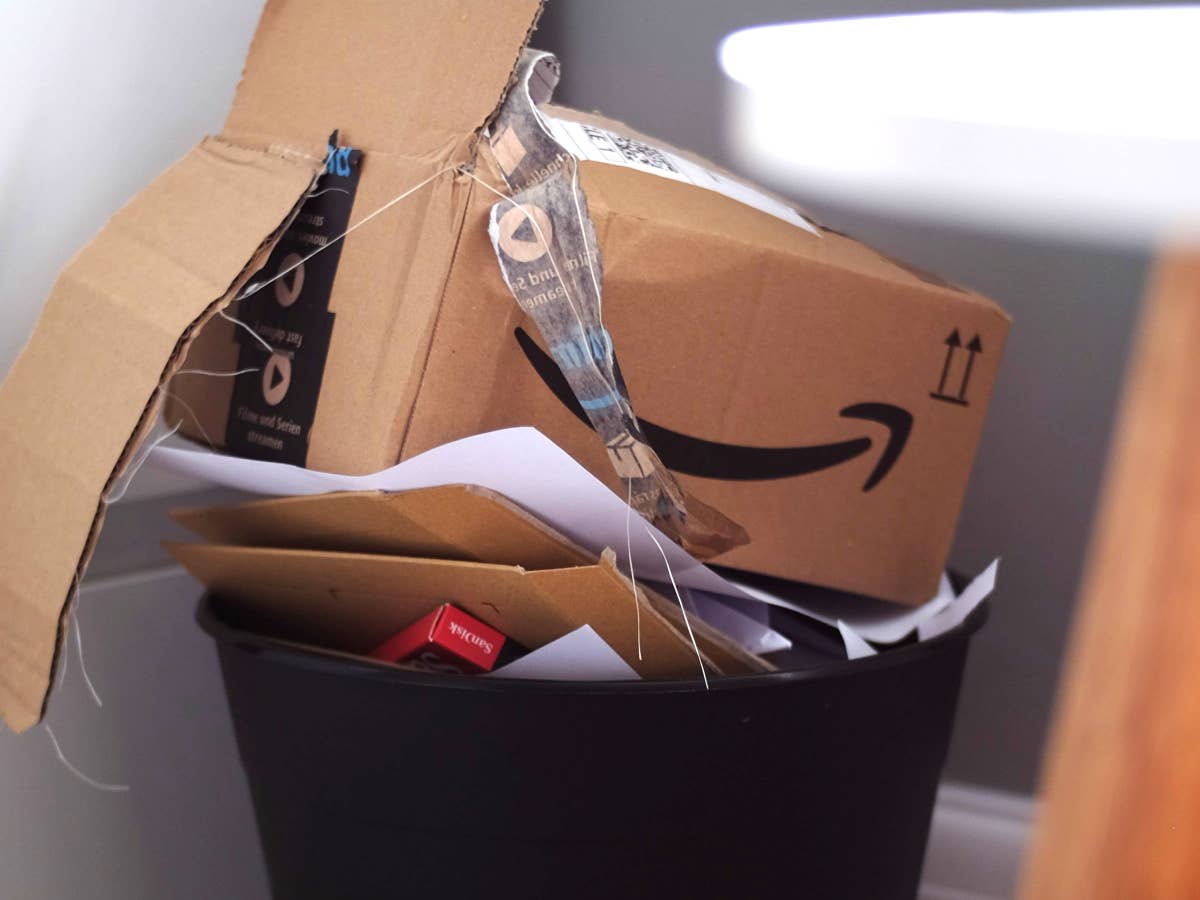 Ein Amazon-Paket in einem Papierkorb.