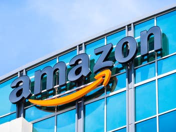 Amazon-Logo an einer Hauswand