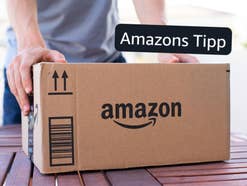 Amazon Paket auf einem Tisch mit einer Person. Dazu das Label 