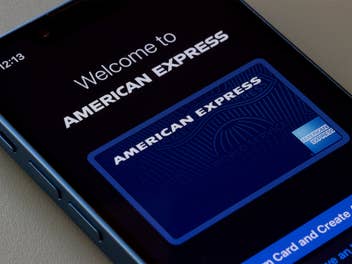 American Express Karte auf einem Smartphone mit Amex-Logo
