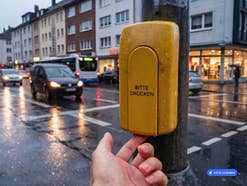 Ampelarmatur vor einer Straße