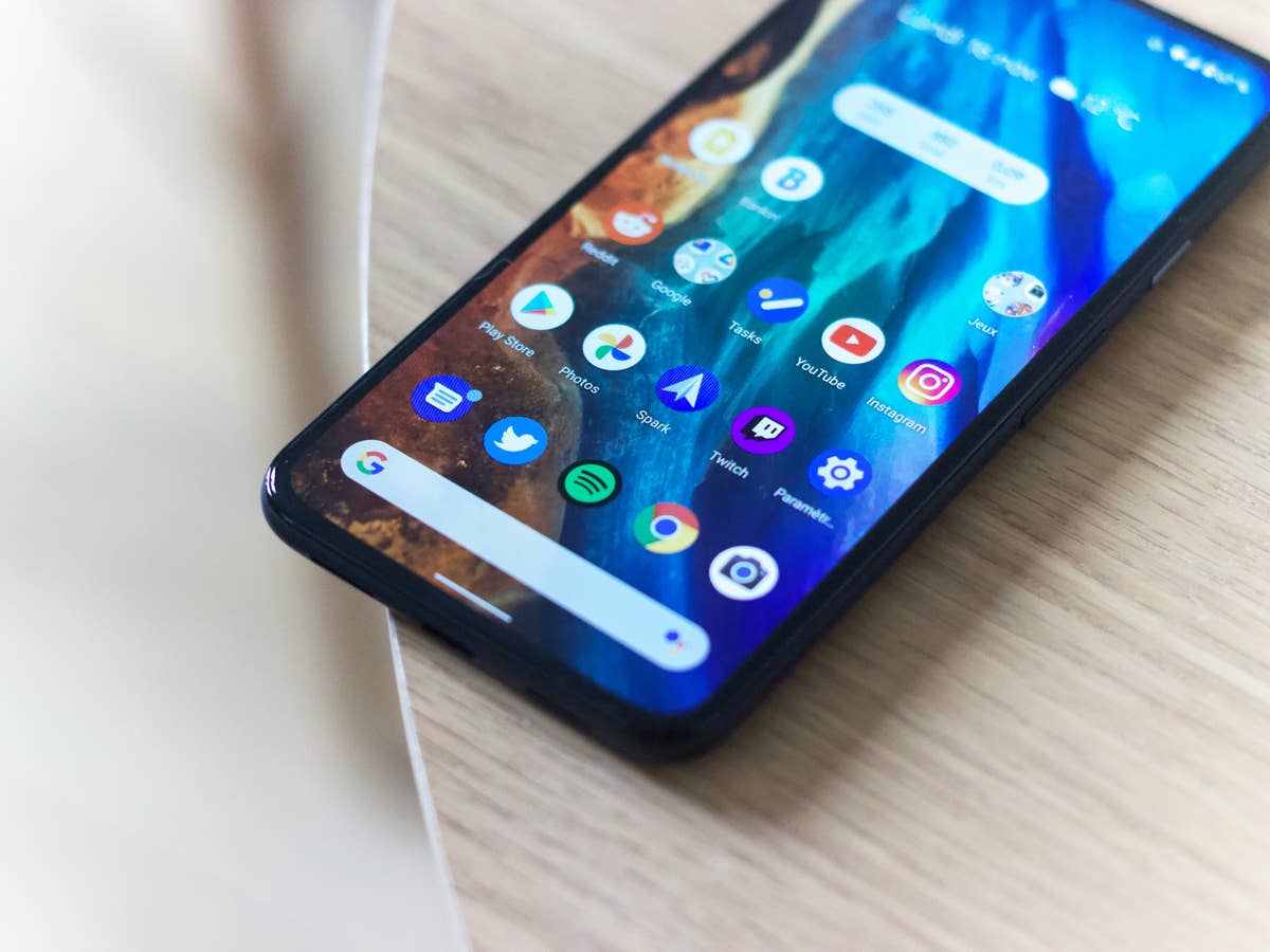 Google Pixel 5 Android-Smartphone auf einem Tisch