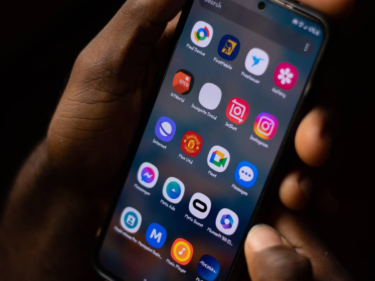 Android kann das längst selbst: 6 Apps, die du nicht mehr brauchst Android-Smartphone mit Apps in der Hand eines Mannes vor dunklem Hintergrund.