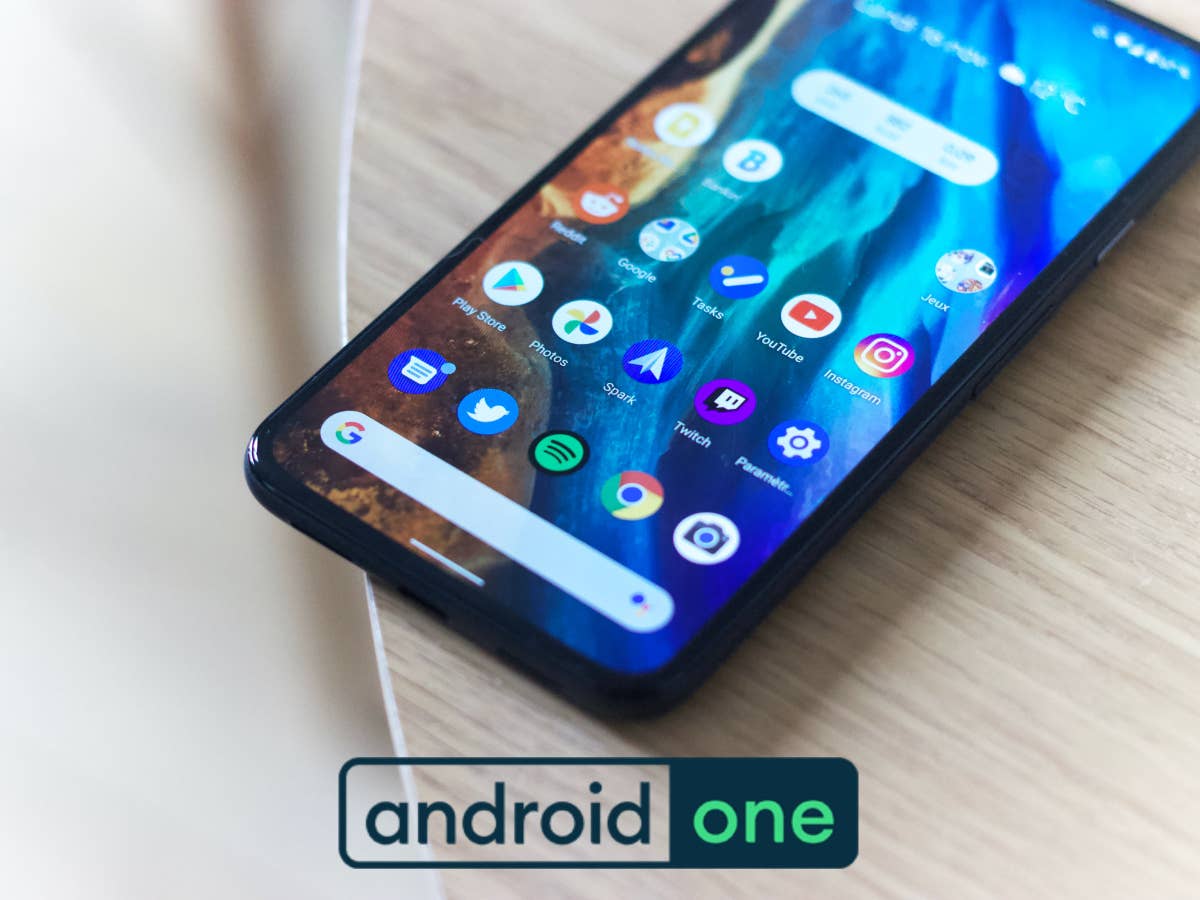 Ein Smartphone mit Android One Logo