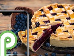 Android Pie mit Kuchen im Hintergrund